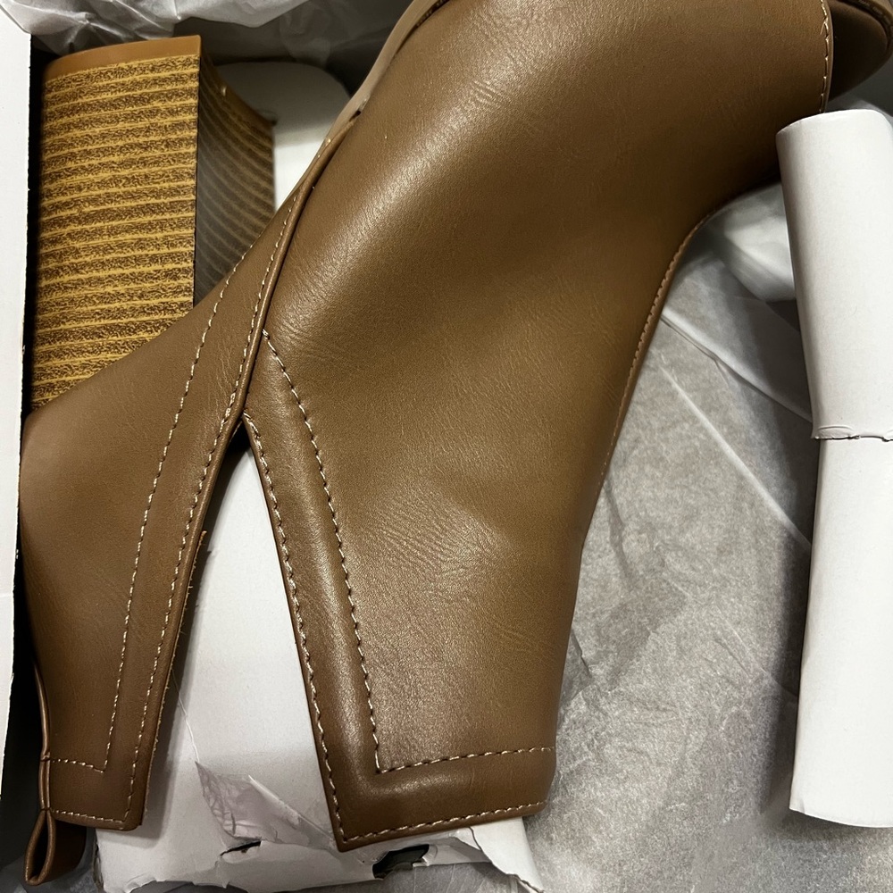 Pink lily open peep toe. In color taupe . Brand new in the box.